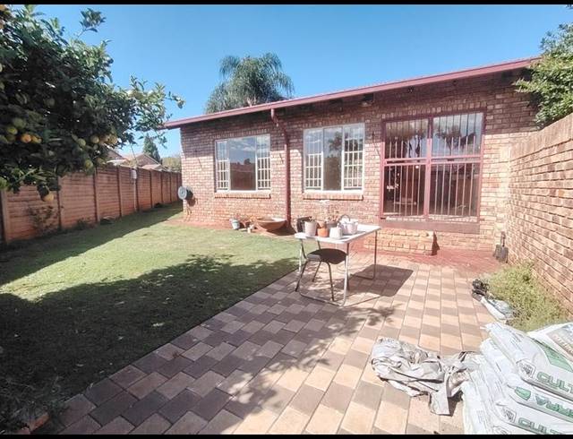 2 BEDROOM PROPERTY TO RENT IN ROOIHUISKRAAL NORTH